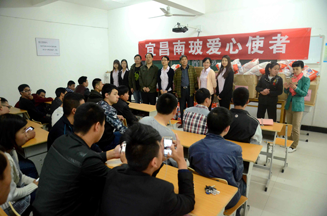 宜昌南玻志愿者向天海特教學校捐贈學習、生活物資