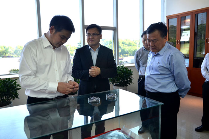 宜昌硅材料總經(jīng)理張鵬熱情接待了張市長(zhǎng)一行